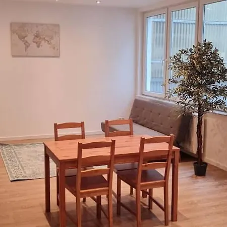 L8 Street - Gneisenaustrasse 9 *